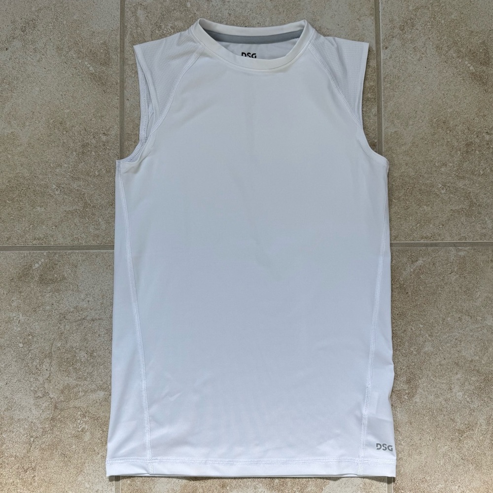 DSG Boys’ Sleeveless Compression T-shirt
Color: White 
Size: M (10-12)